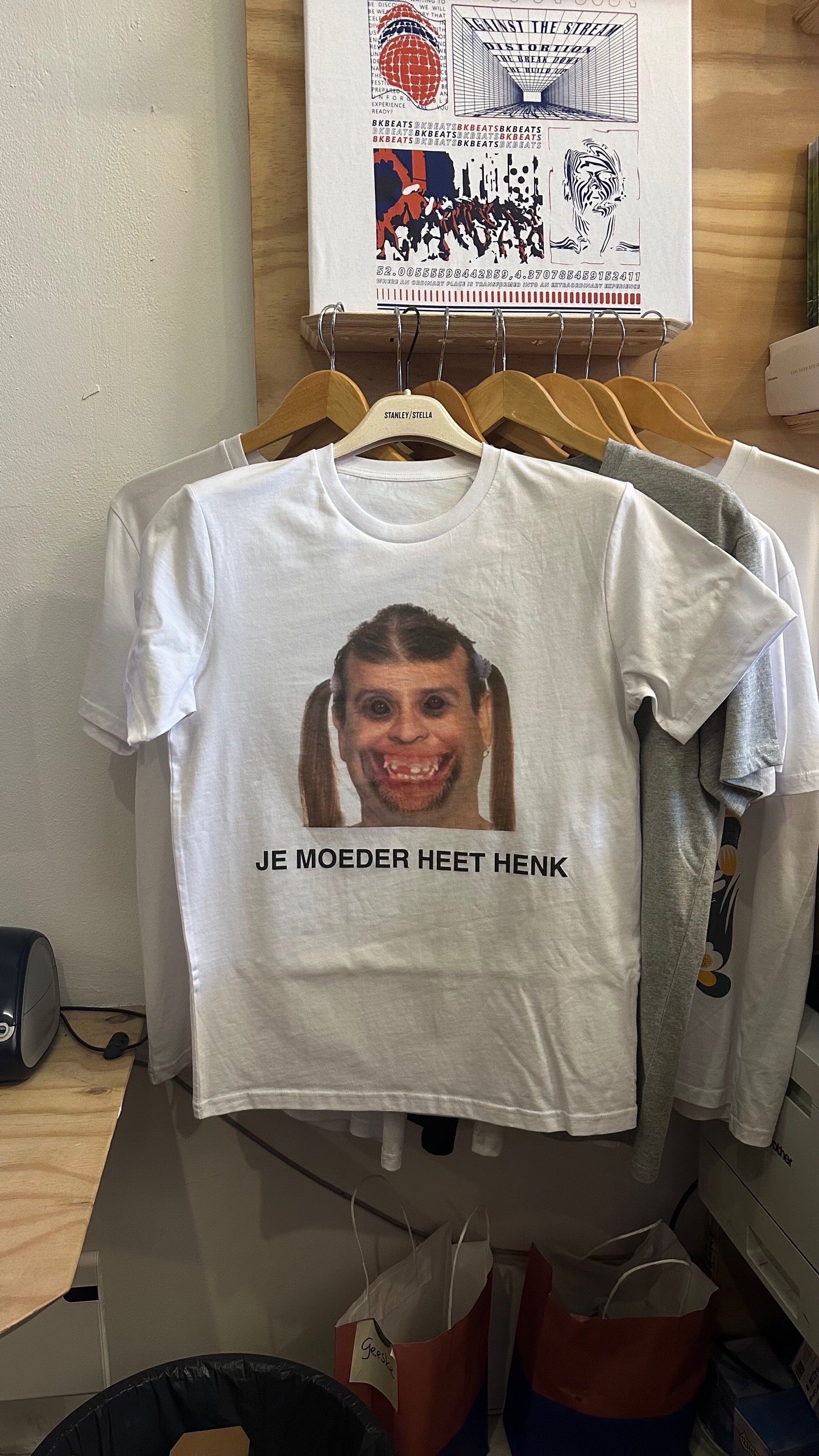 Je Moeder Heet Henk T-Shirt Wit